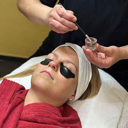 Bild von Wimpern und Augenbrauen färben