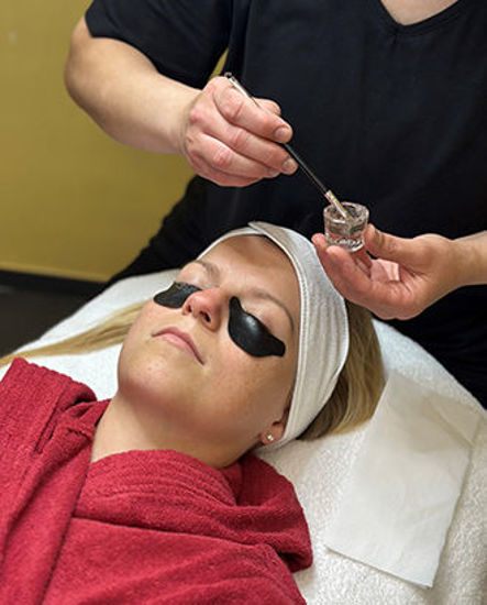 Bild von Wimpern und Augenbrauen färben