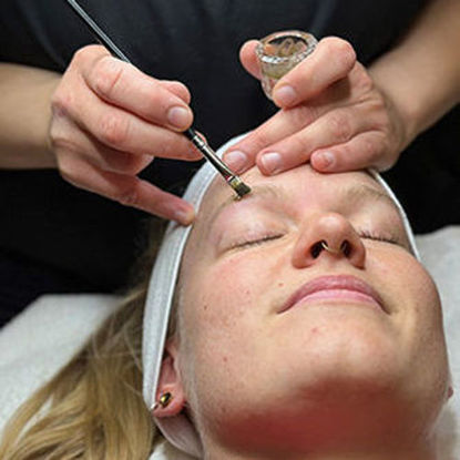 Bild von Augenbrauen färben